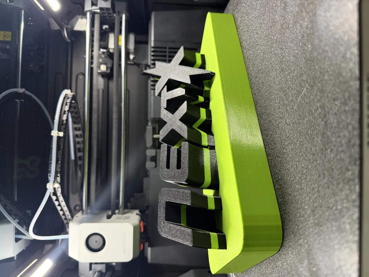 ตัวอักษรสไตล์ 3D mini สีเขียวพร้อมฐาน พิมพ์ตั้งได้โดยไม่ต้องใช้ support