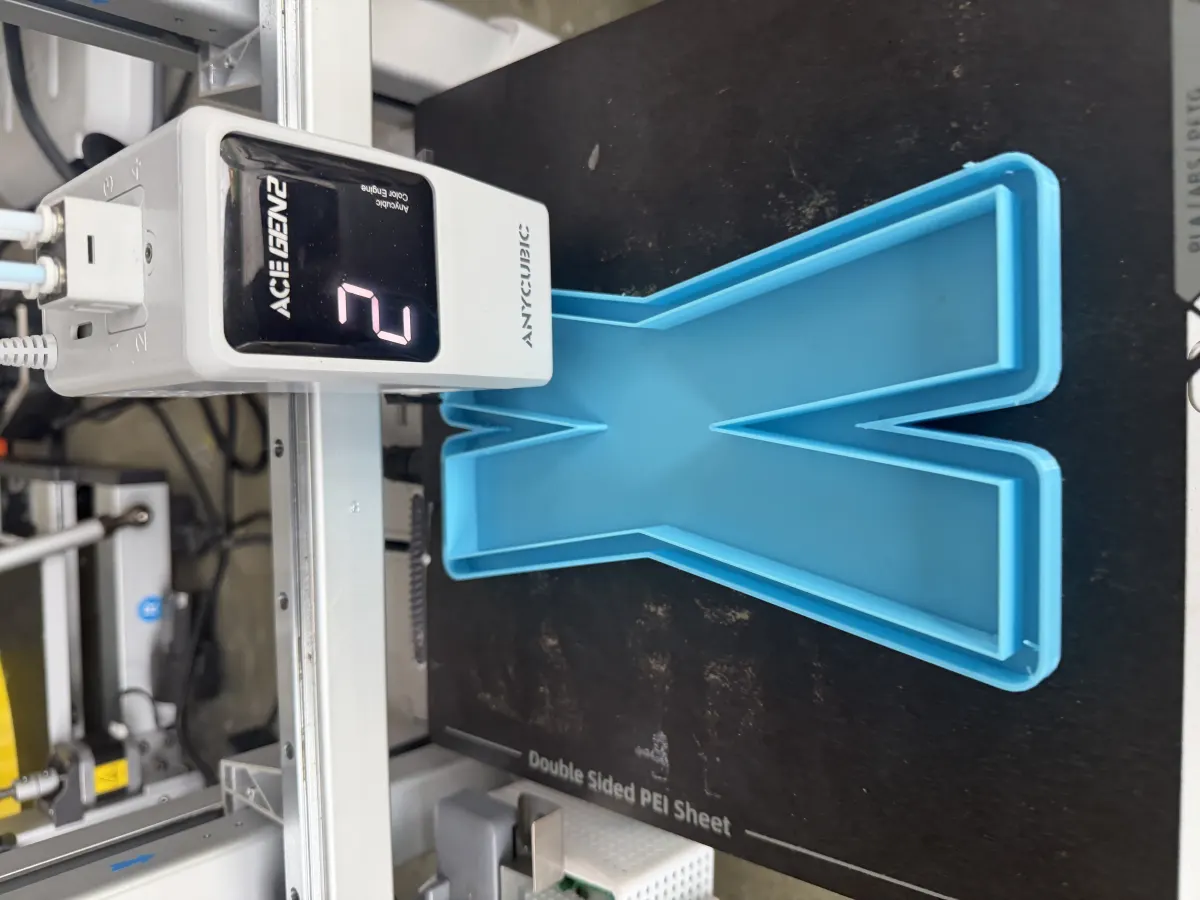 ตัวอักษร K โครงป้ายไฟกำลังพิมพ์อยู่บนเครื่องพิมพ์ 3D จากไฟล์ STL ที่ส่งออกจาก Aksorn3D