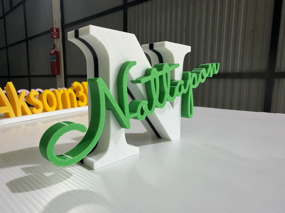 ป้าย Natthapon มุมหน้า ตัวเขียวบนตัว N สีขาว ใช้ฟังก์ชั่น 3D mini สำหรับป้ายชื่อและแบรนด์ส่วนตัว