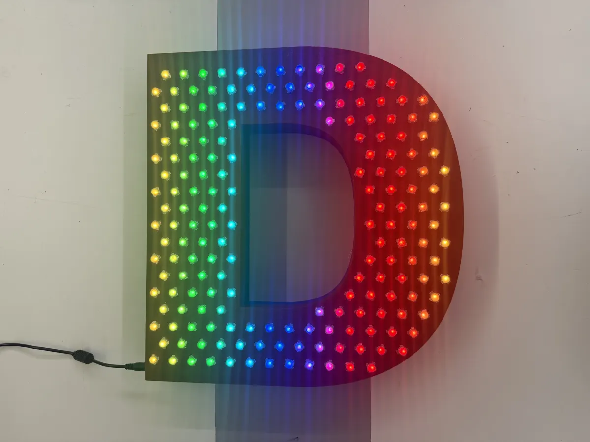 ตัวอักษร U แบบอักษรหน้ามีรู ติดไฟ LED RGB ให้แสงลอดออกมาเป็นลายจุด