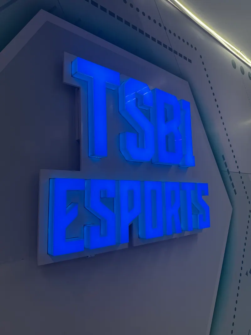 ป้ายไฟตัวอักษร TSB ESPORTS สีฟ้า เหมาะกับงานป้ายตัวอักษรทรงเหลี่ยมหนา
