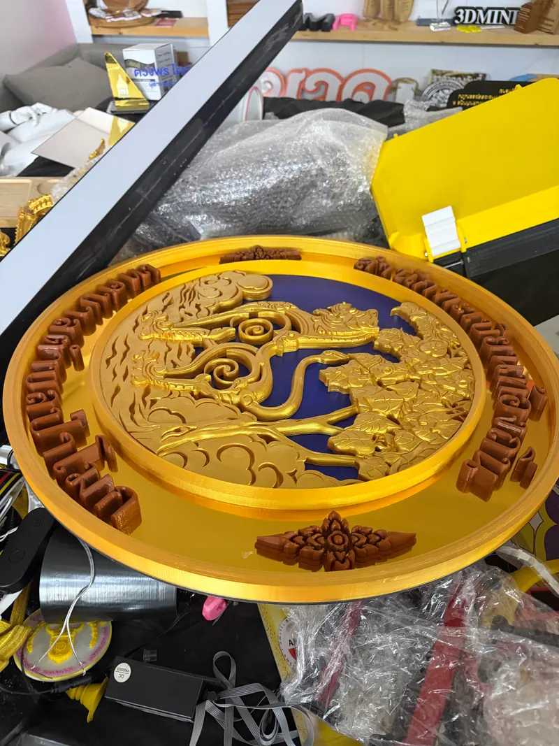 โลโก้วงกลมลายไทยสีทองพร้อมตัวอักษรนูน เหมาะกับการอัปโหลด SVG ใน Aksorn3D