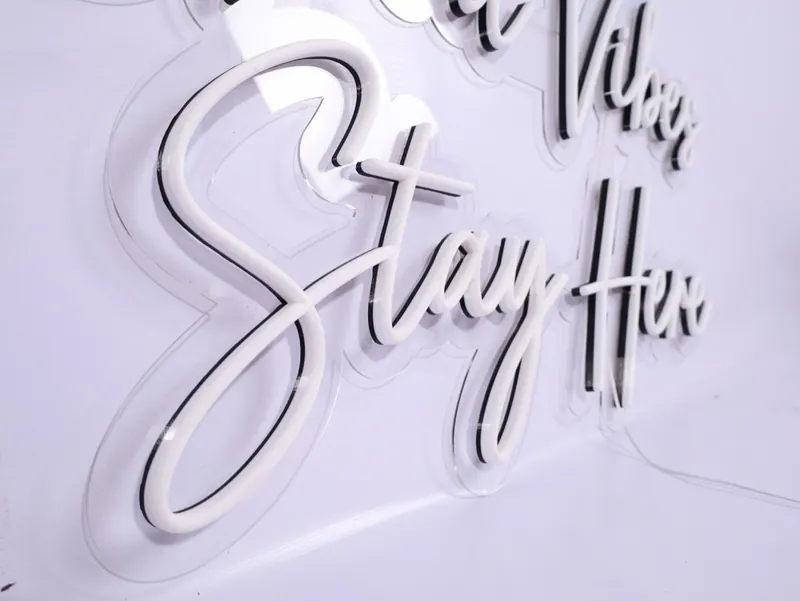 ป้ายตัวเขียน Stay High สีขาวสไตล์นีออน เหมาะกับฟังก์ชั่น neon3d