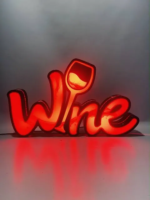 ป้ายไฟนีออนสีแดงคำว่า Wine พร้อมรูปแก้วไวน์ในตัวอักษร