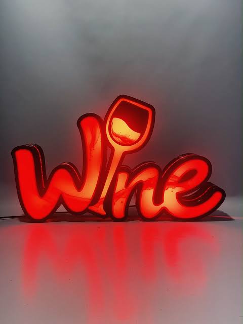 ป้ายไฟนีออนสีแดงคำว่า Wine พร้อมรูปแก้วไวน์ในตัวอักษร